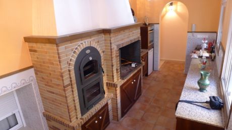 Construcción de barbacoa y piscina en patio interior en Benijofar