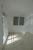 Habitación con ventanas oscilobatientes